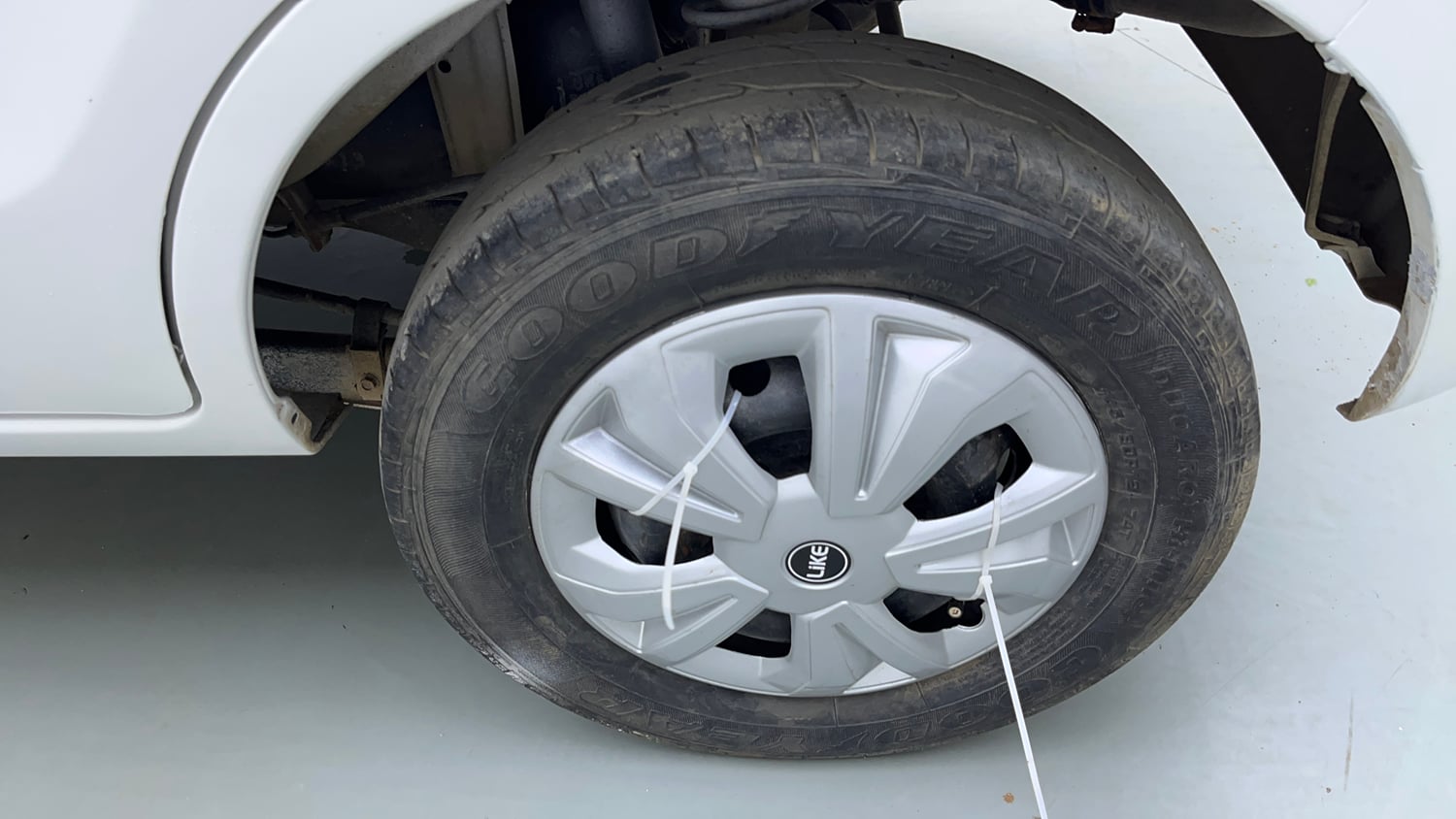 Used 2013 Maruti Suzuki Alto 800 Lxi Petrol Manual tyres LEFT REAR TYRE RIM VIEW