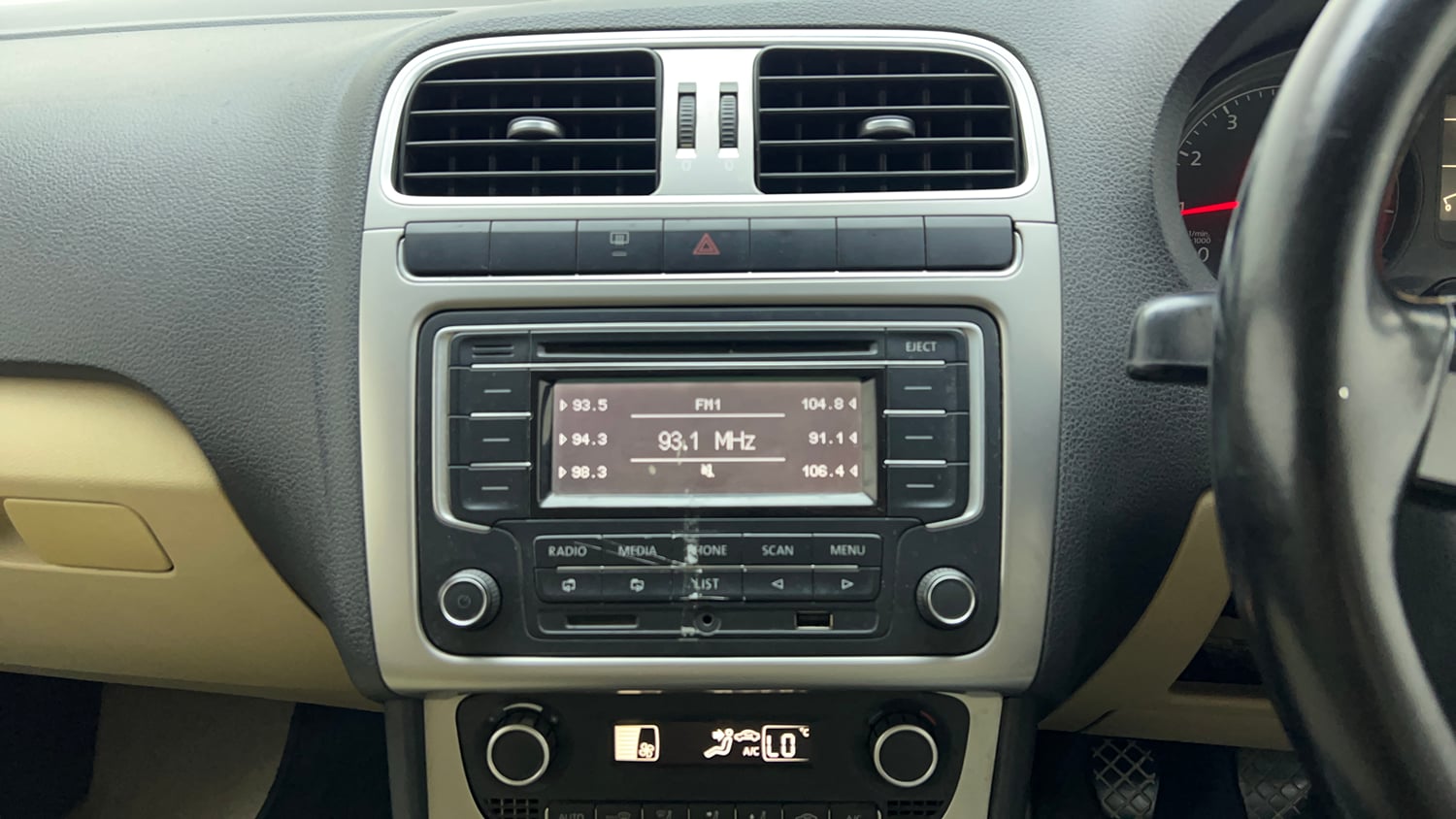 Used 2015 Volkswagen Polo Highline1.2L (P) Petrol Manual top_features Integrated (in-dash) music system