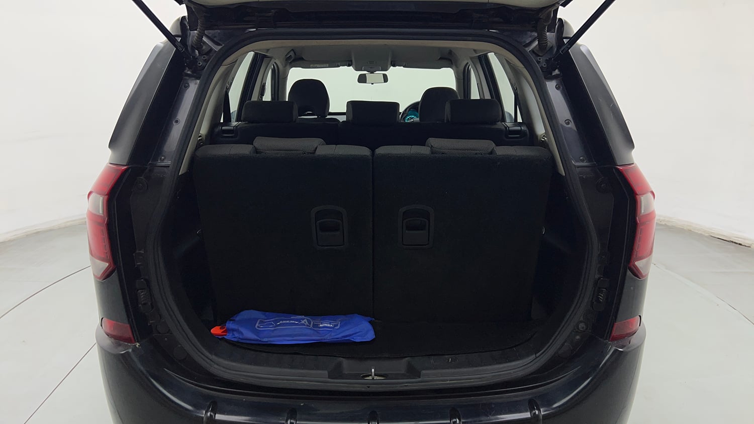 Used 2019 Mahindra XUV500 W5 Diesel Manual interior DICKY INSIDE VIEW