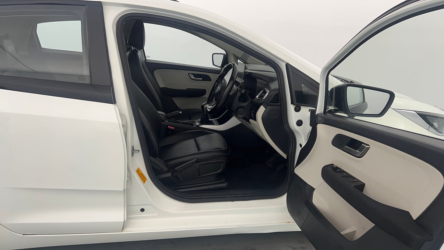 Used 2022 Tata Altroz XZ Plus Diesel Diesel Manual interior RIGHT SIDE FRONT DOOR CABIN VIEW