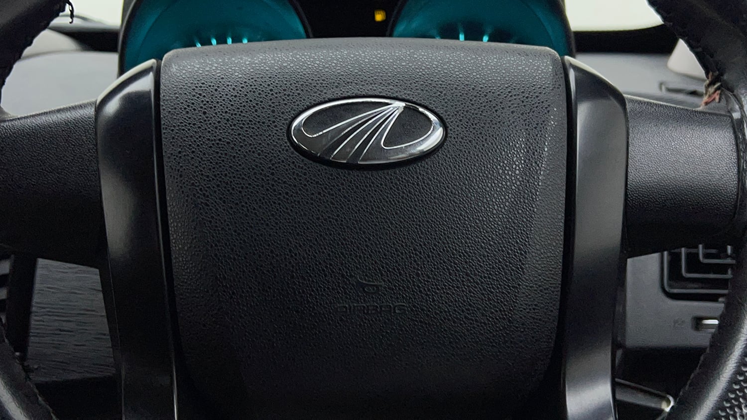 Used 2019 Mahindra XUV500 W5 Diesel Manual top_features Airbags