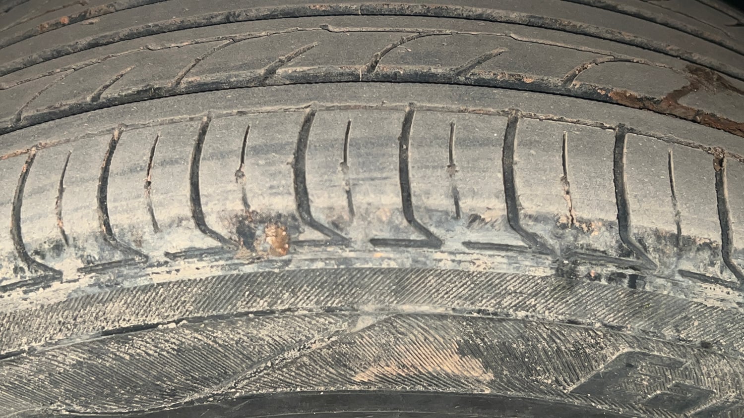 Used 2019 Volkswagen Vento Highline 1.6 (P) Petrol Manual tyres LEFT FRONT TYRE TREAD VIEW