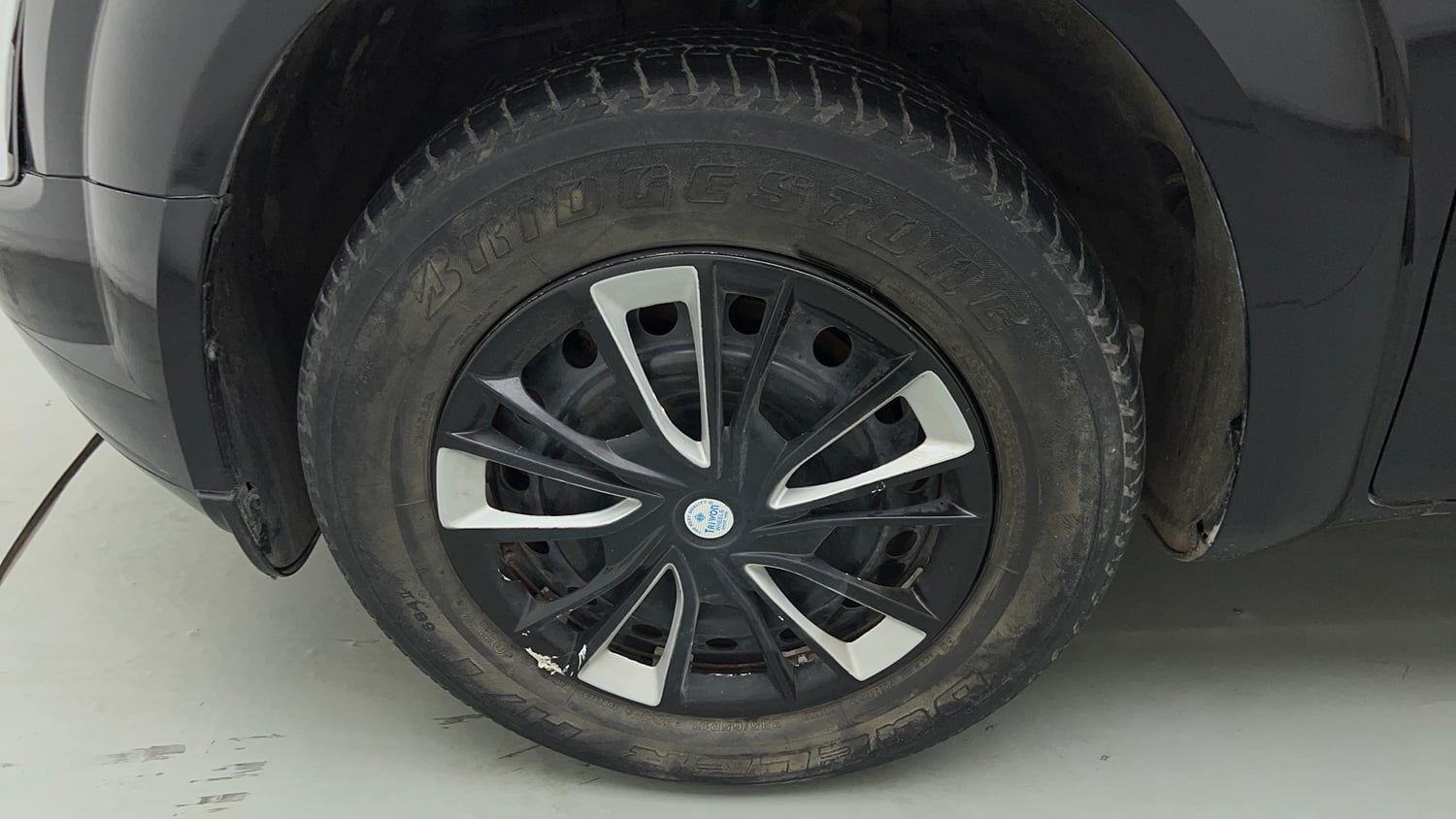 Used 2019 Mahindra XUV500 W5 Diesel Manual tyres LEFT FRONT TYRE RIM VIEW