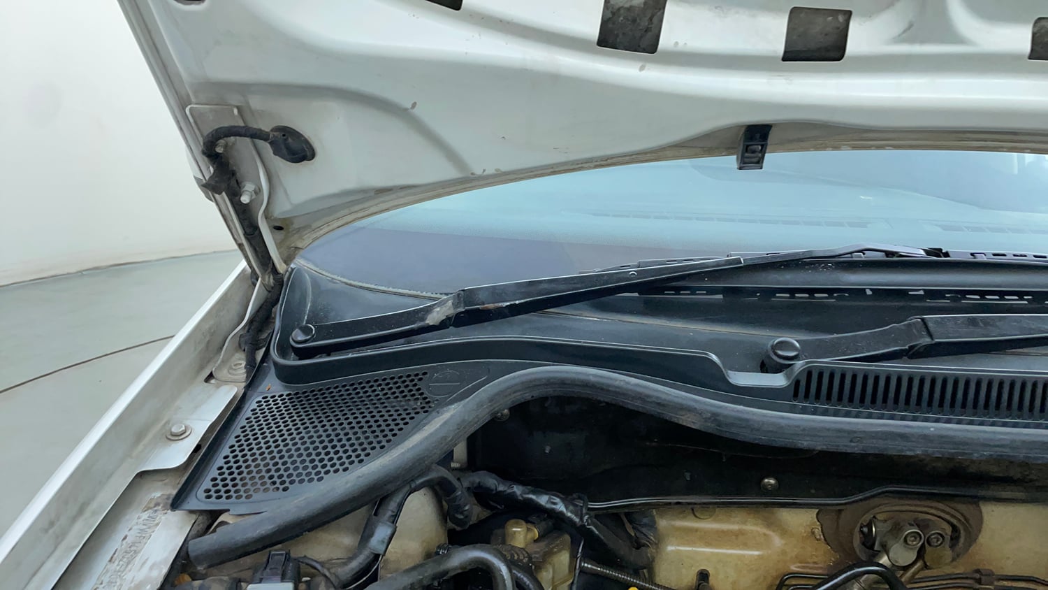 Used 2014 Volkswagen Polo Comfortline 1.2L (P) Petrol Manual engine ENGINE RIGHT SIDE HINGE & APRON VIEW