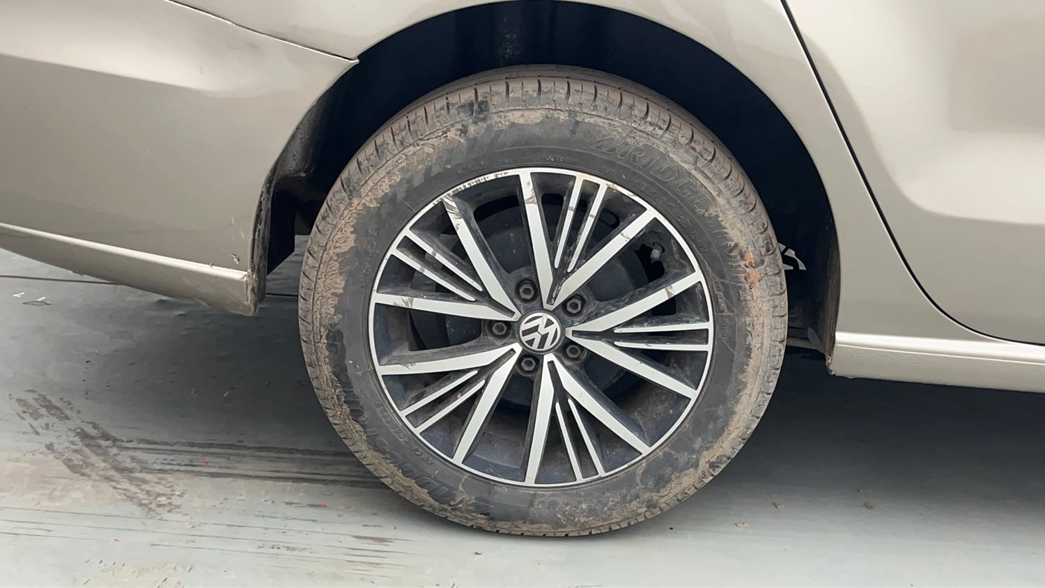 Used 2019 Volkswagen Vento Highline 1.6 (P) Petrol Manual tyres RIGHT REAR TYRE RIM VIEW