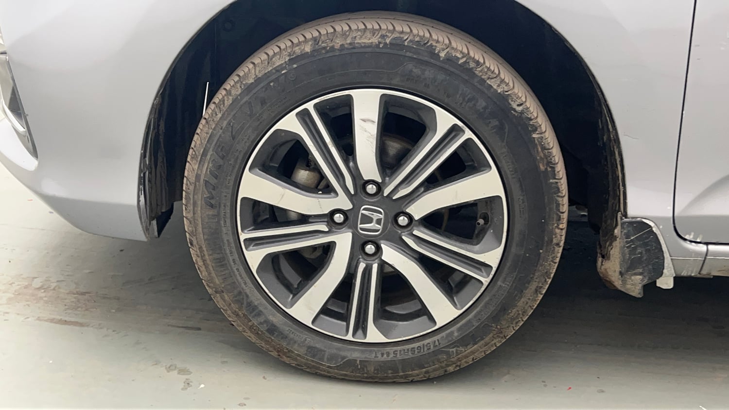 Used 2022 Honda Amaze VX MT 1.2 Petrol Petrol Manual tyres LEFT FRONT TYRE RIM VIEW