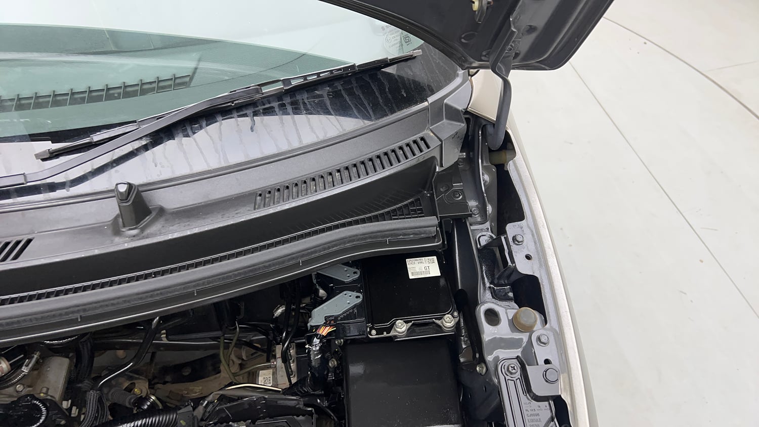 Used 2024 Maruti Suzuki Wagon R VXI 1.0 Petrol Manual engine ENGINE LEFT SIDE HINGE & APRON VIEW
