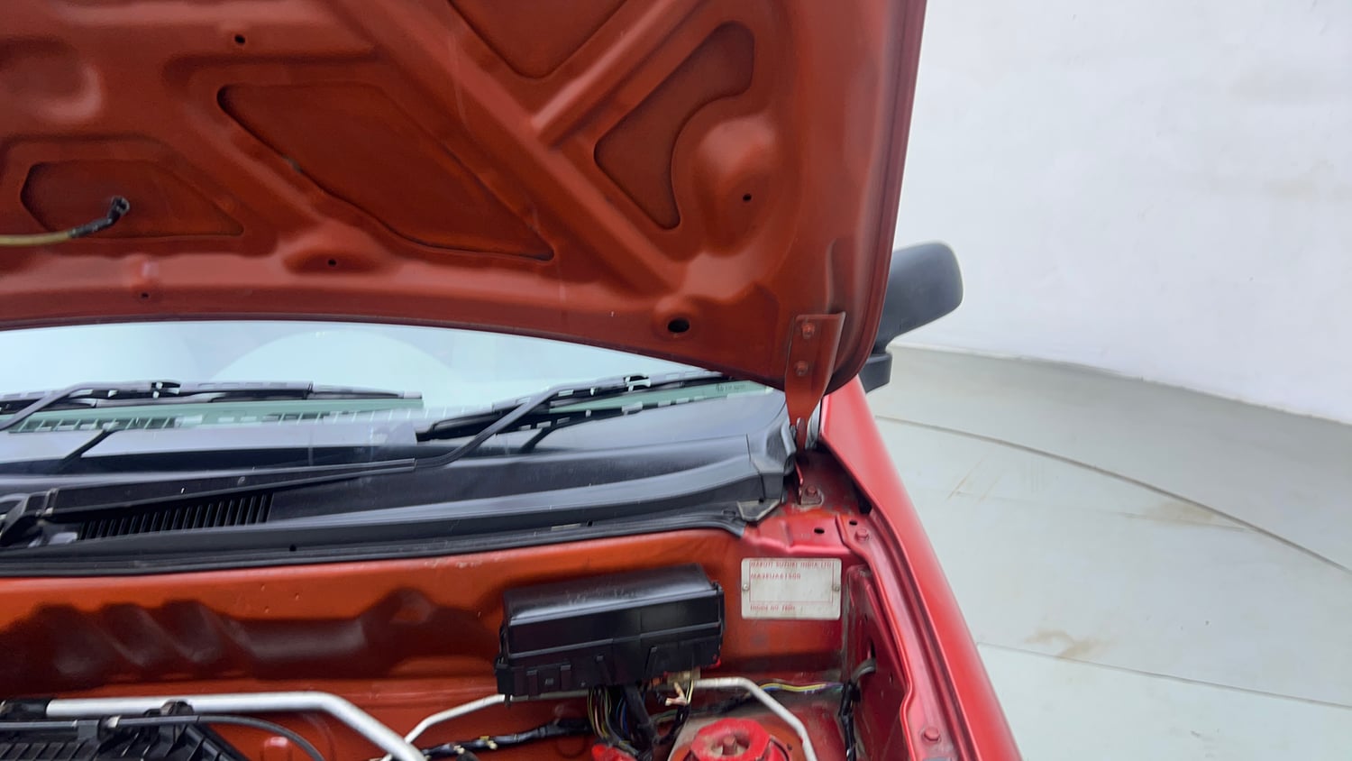 Used 2013 Maruti Suzuki Alto 800 Lx Petrol Manual engine ENGINE LEFT SIDE HINGE & APRON VIEW
