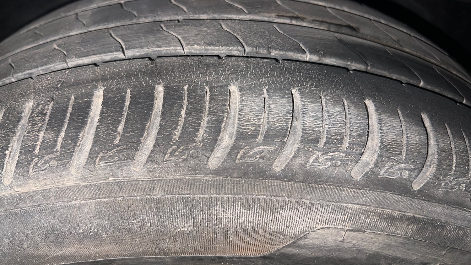 Used 2022 Tata Altroz XZ Plus i-Turbo Petrol Dark Edition Petrol Manual tyres LEFT FRONT TYRE TREAD VIEW