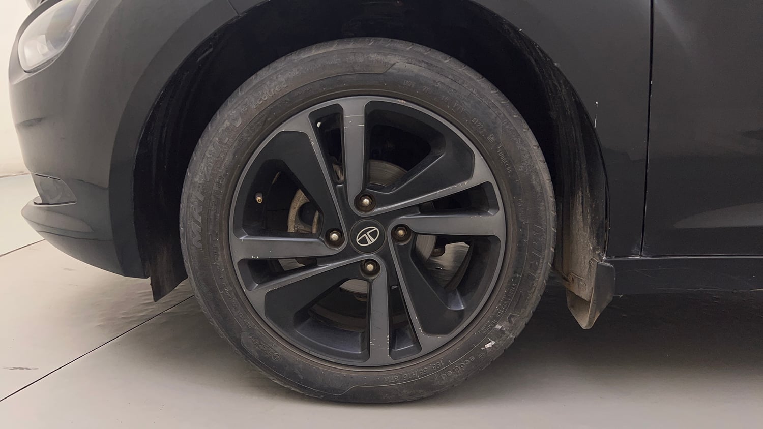 Used 2022 Tata Altroz XZ Plus i-Turbo Petrol Dark Edition Petrol Manual tyres LEFT FRONT TYRE RIM VIEW