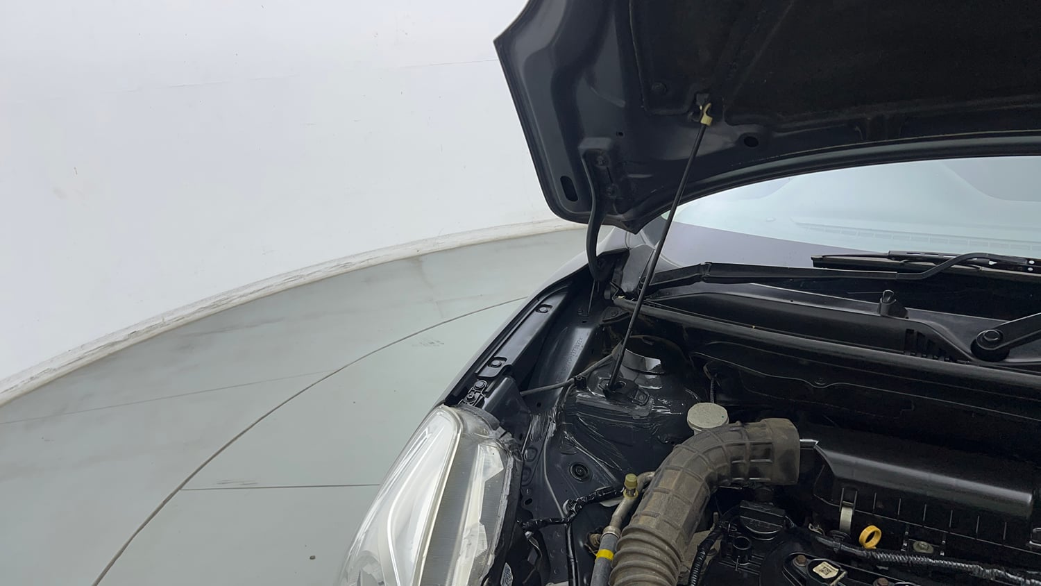 Used 2017 Maruti Suzuki Baleno Delta 1.2 Petrol Manual engine ENGINE RIGHT SIDE HINGE & APRON VIEW