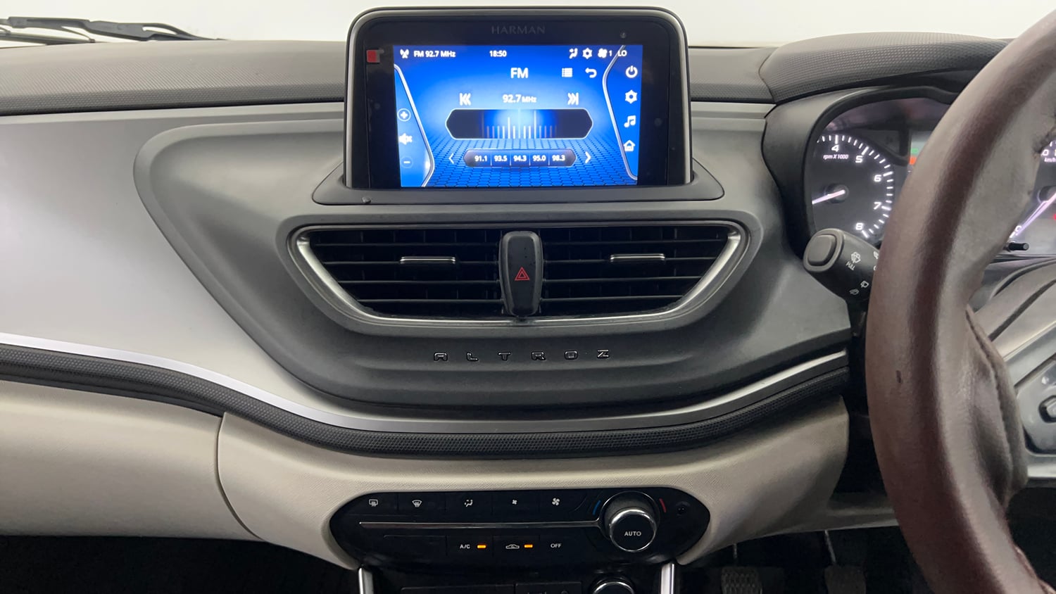 Used 2022 Tata Altroz XZ Diesel Diesel Manual interior MUSIC SYSTEM & AC CONTROL VIEW