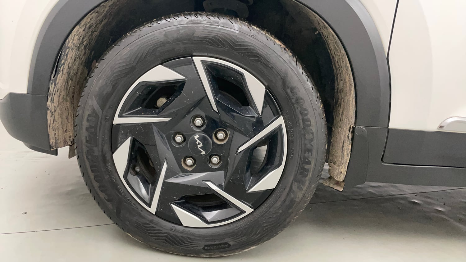 Used 2024 Kia Sonet HTK (O) 1.2 Petrol MT Petrol Manual tyres LEFT FRONT TYRE RIM VIEW