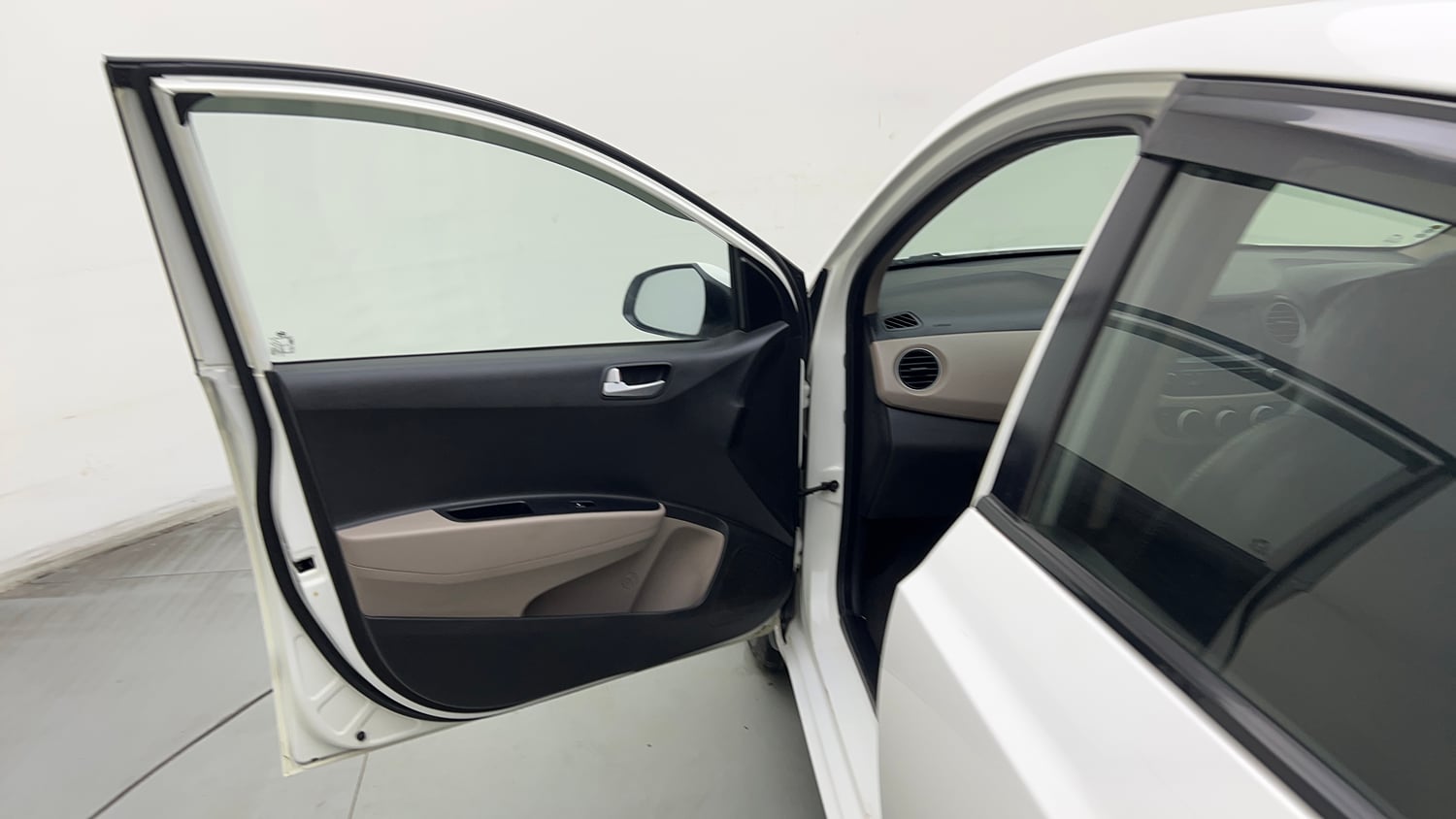 Used 2018 Hyundai Xcent SX Petrol Manual interior LEFT FRONT DOOR OPEN VIEW