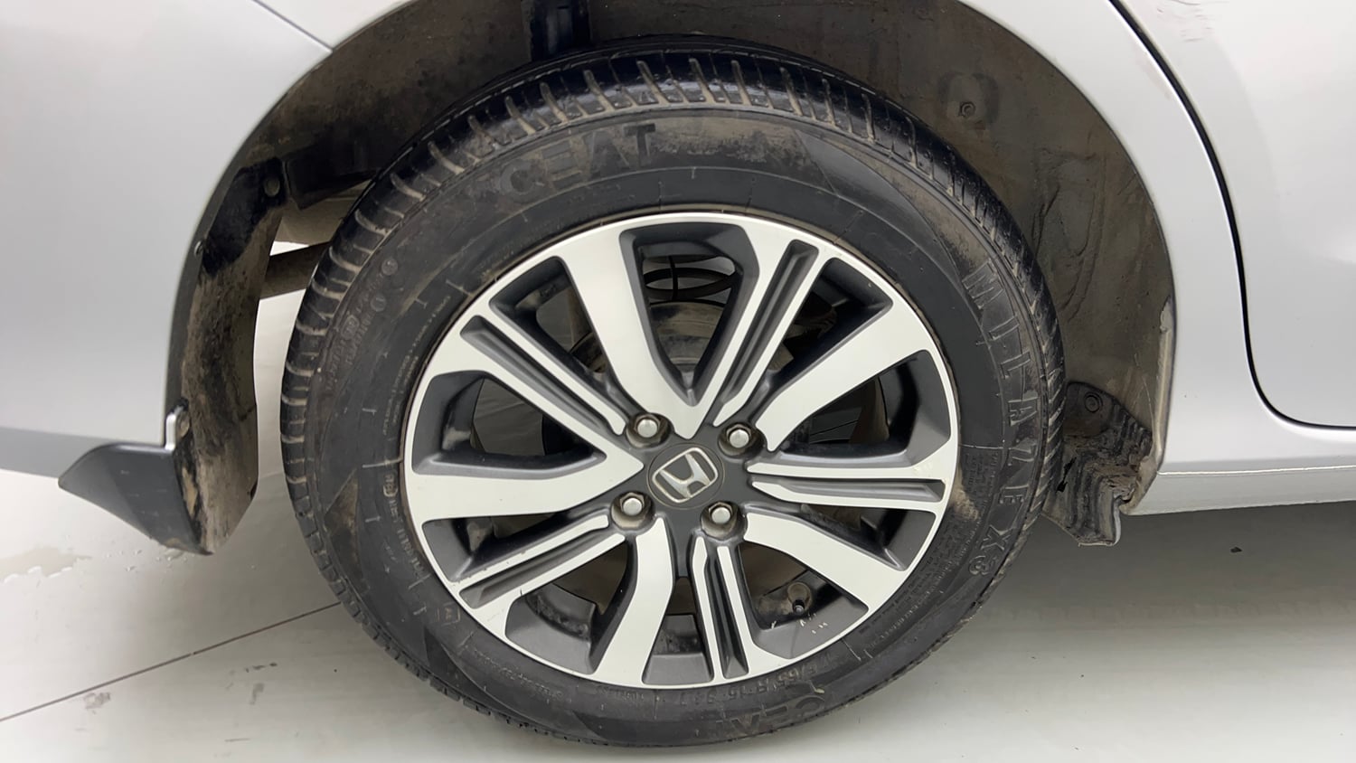 Used 2023 Honda Amaze VX 1.2 Petrol CVT Petrol Automatic tyres RIGHT REAR TYRE RIM VIEW