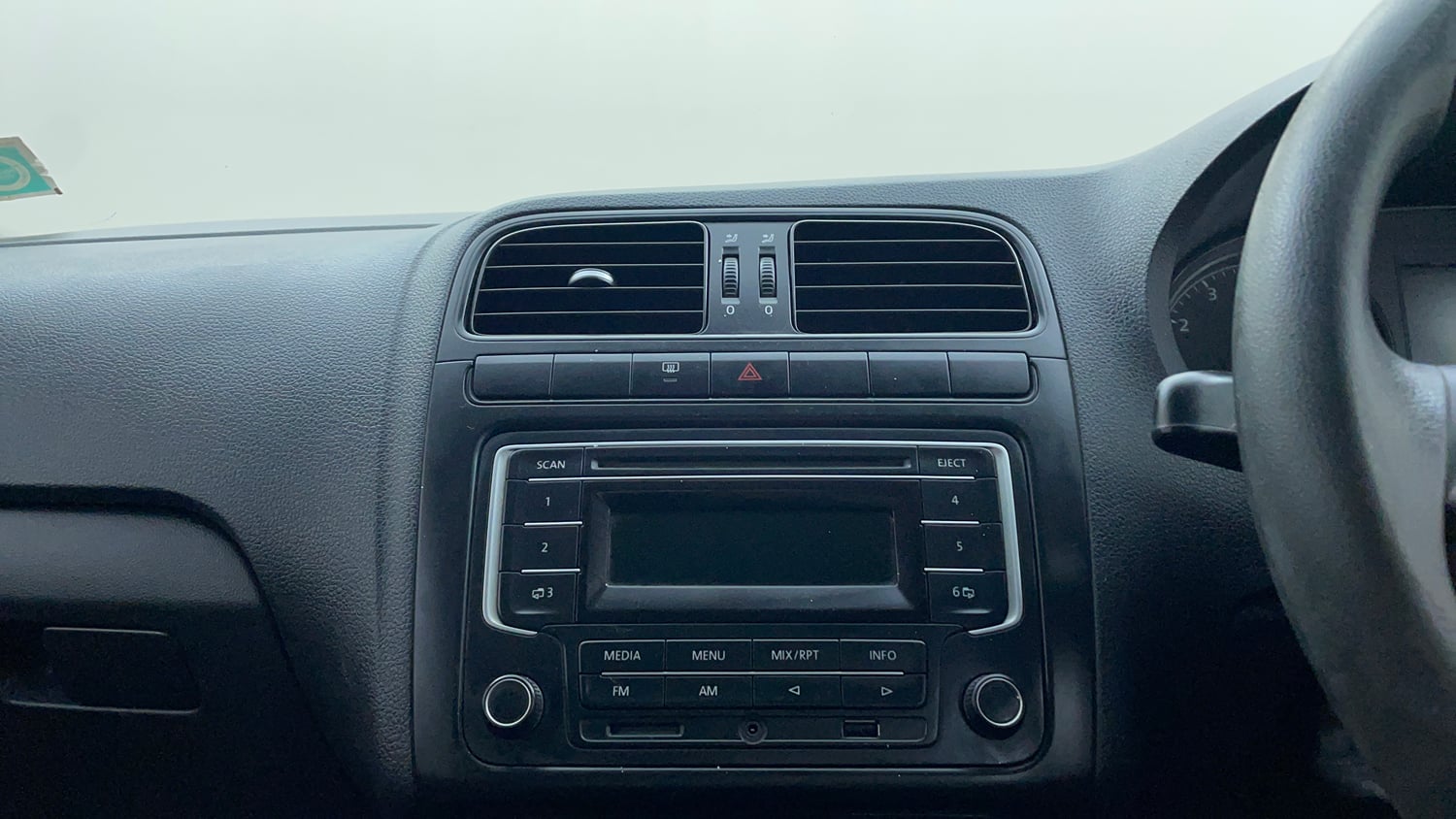 Used 2014 Volkswagen Polo Comfortline 1.2L (P) Petrol Manual top_features Integrated (in-dash) music system