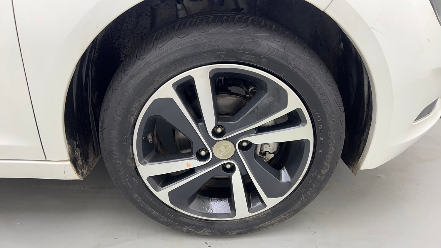 Used 2022 Tata Altroz XZA Plus Petrol Petrol Automatic tyres RIGHT FRONT TYRE RIM VIEW