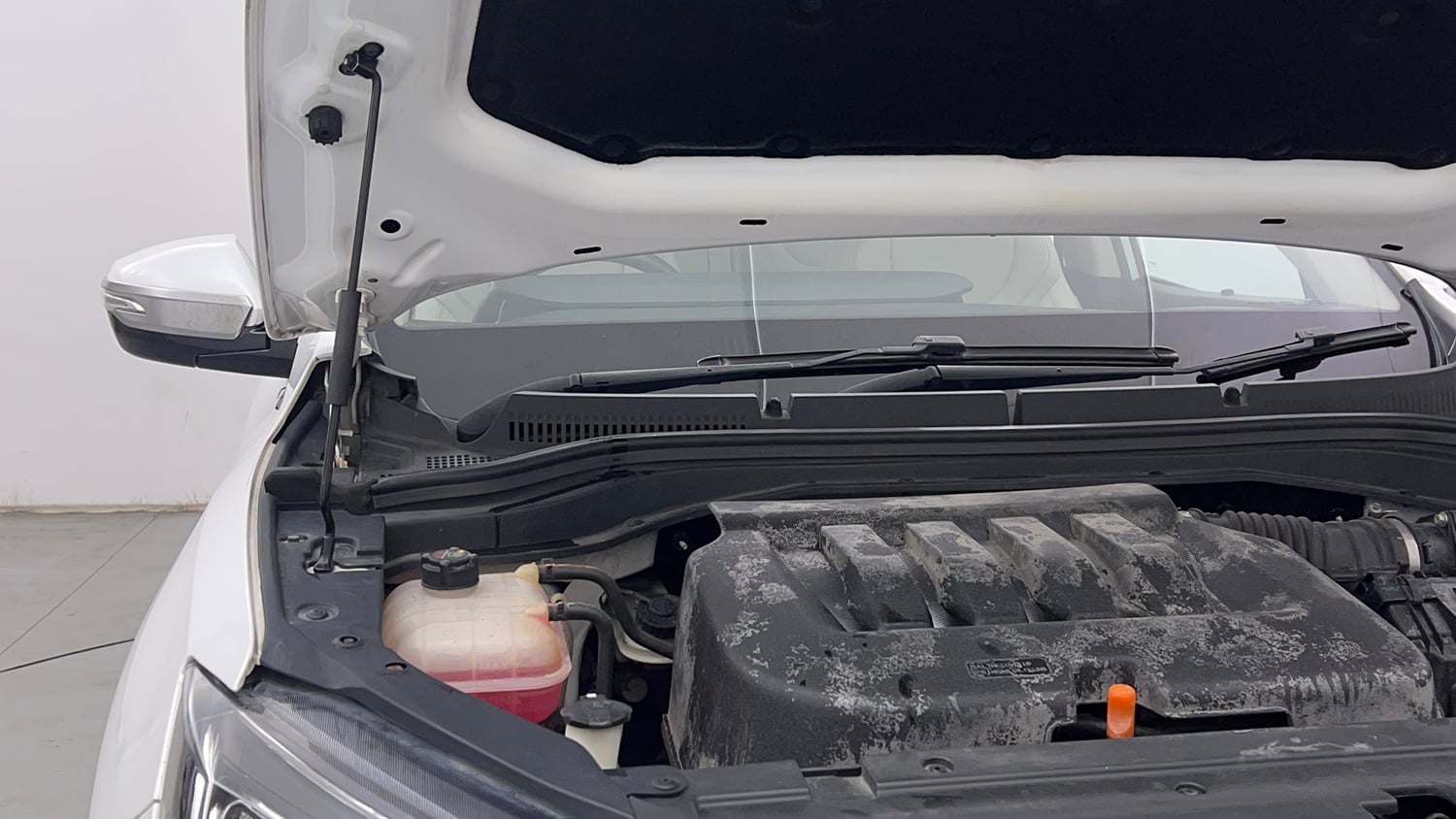 Used 2022 Mahindra XUV700 AX 7 Petrol MT 7 STR Petrol Manual engine ENGINE RIGHT SIDE HINGE & APRON VIEW