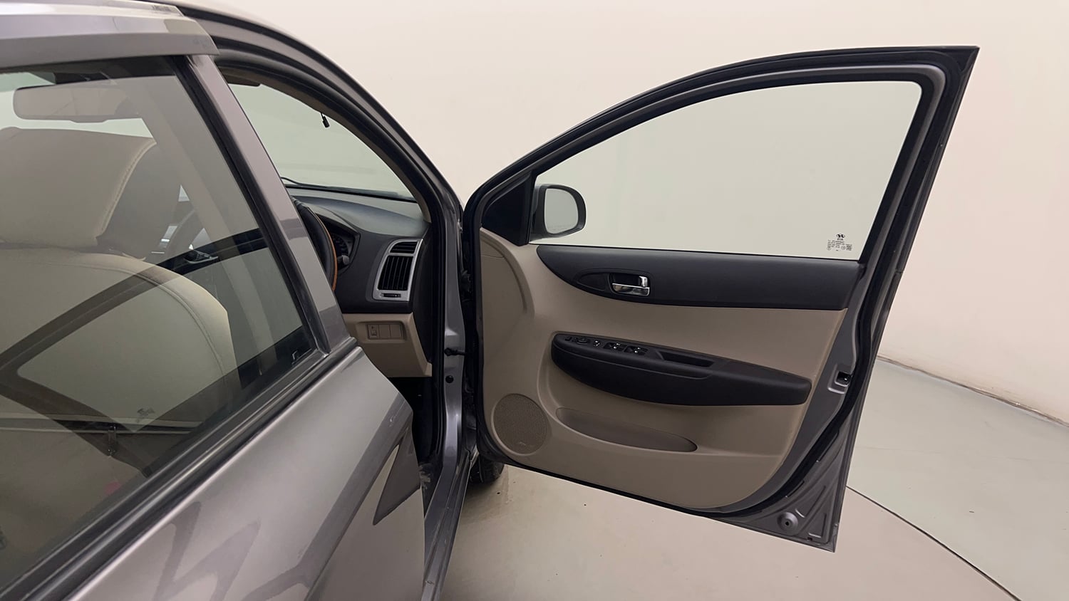 Used 2014 Hyundai i20 Sportz 1.2 Petrol Manual interior RIGHT FRONT DOOR OPEN VIEW