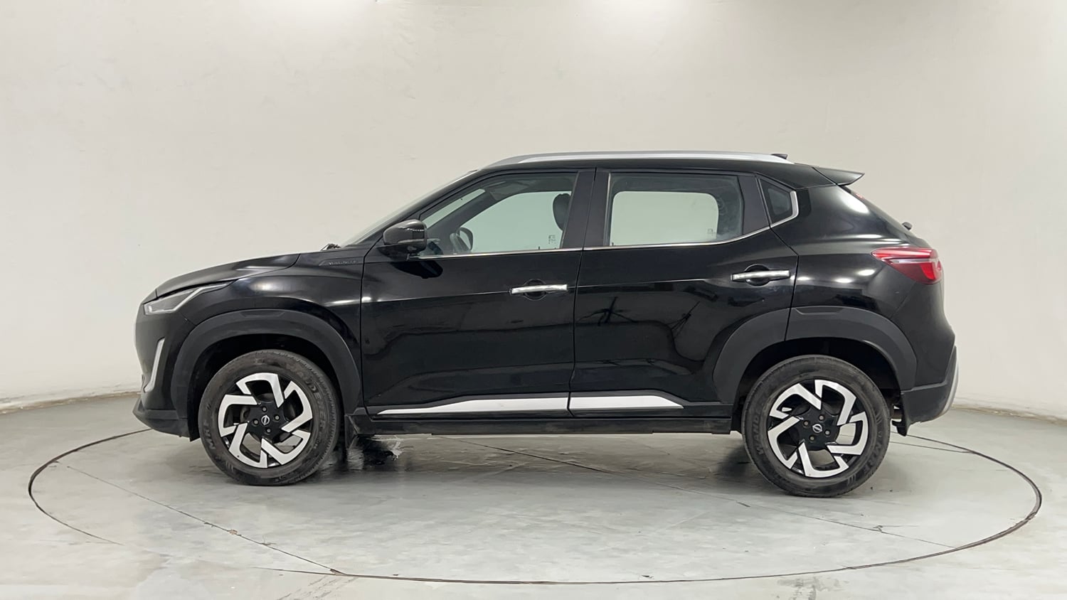Used 2024 Nissan Magnite XV Premium Turbo CVT Petrol Automatic exterior LEFT SIDE VIEW