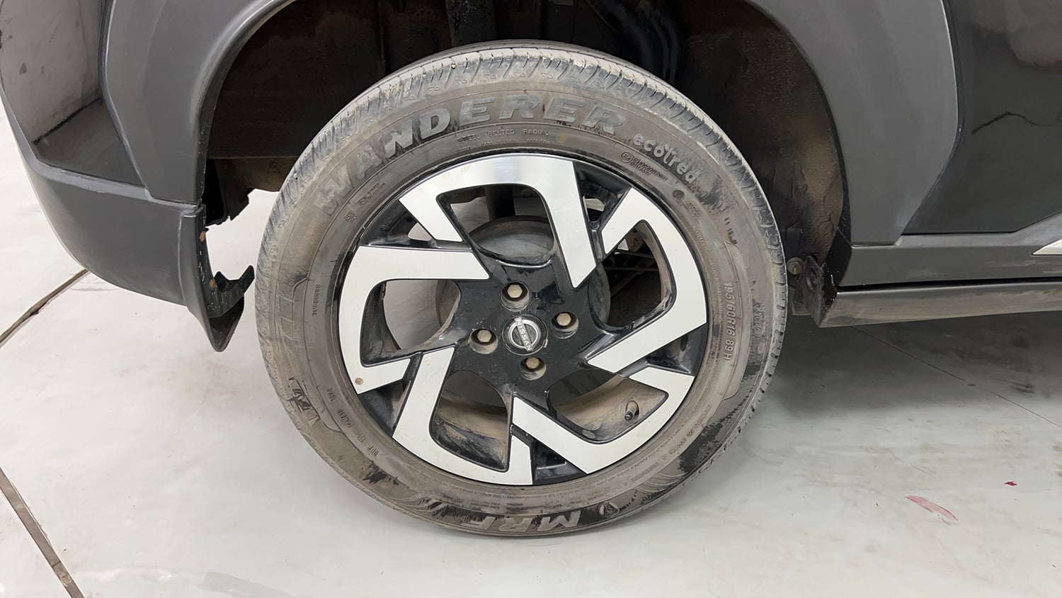 Used 2024 Nissan Magnite XV Premium Turbo CVT Petrol Automatic tyres RIGHT REAR TYRE RIM VIEW