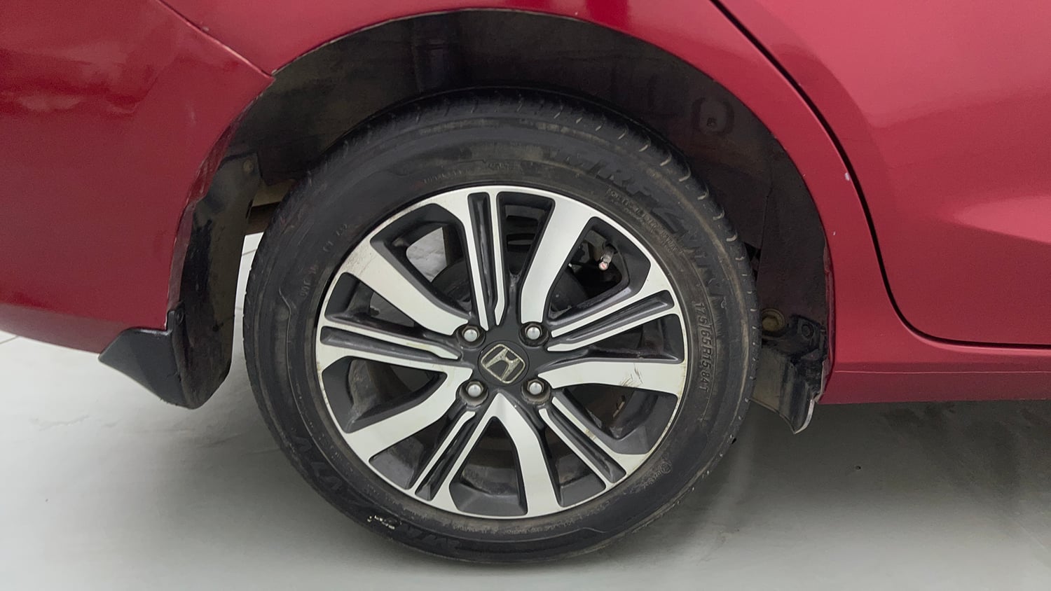 Used 2022 Honda Amaze VX MT 1.2 Petrol Petrol Manual tyres RIGHT REAR TYRE RIM VIEW