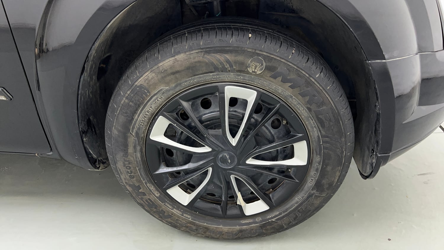Used 2019 Mahindra XUV500 W5 Diesel Manual tyres RIGHT FRONT TYRE RIM VIEW