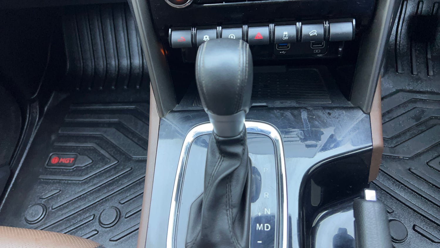 Used 2024 Mahindra Scorpio N Z8 L Diesel AT 4WD 7 STR Diesel Automatic interior GEAR  KNOB VIEW
