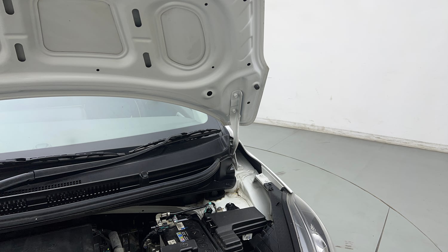 Used 2026 Hyundai Grand i10 Nios Sportz 1.2 Hy-CNG Duo Cng Manual engine ENGINE LEFT SIDE HINGE & APRON VIEW