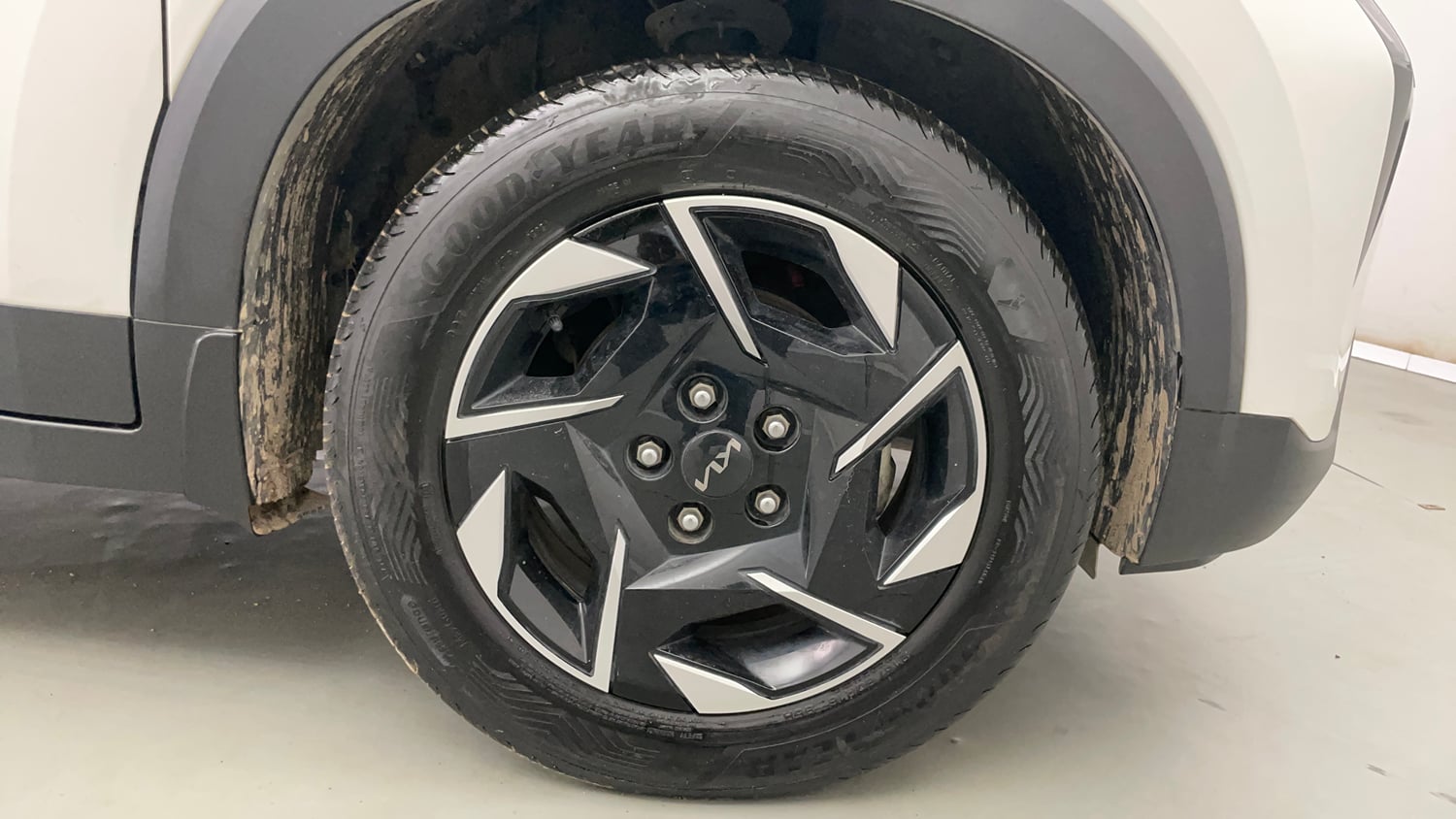 Used 2024 Kia Sonet HTK (O) 1.2 Petrol MT Petrol Manual tyres RIGHT FRONT TYRE RIM VIEW