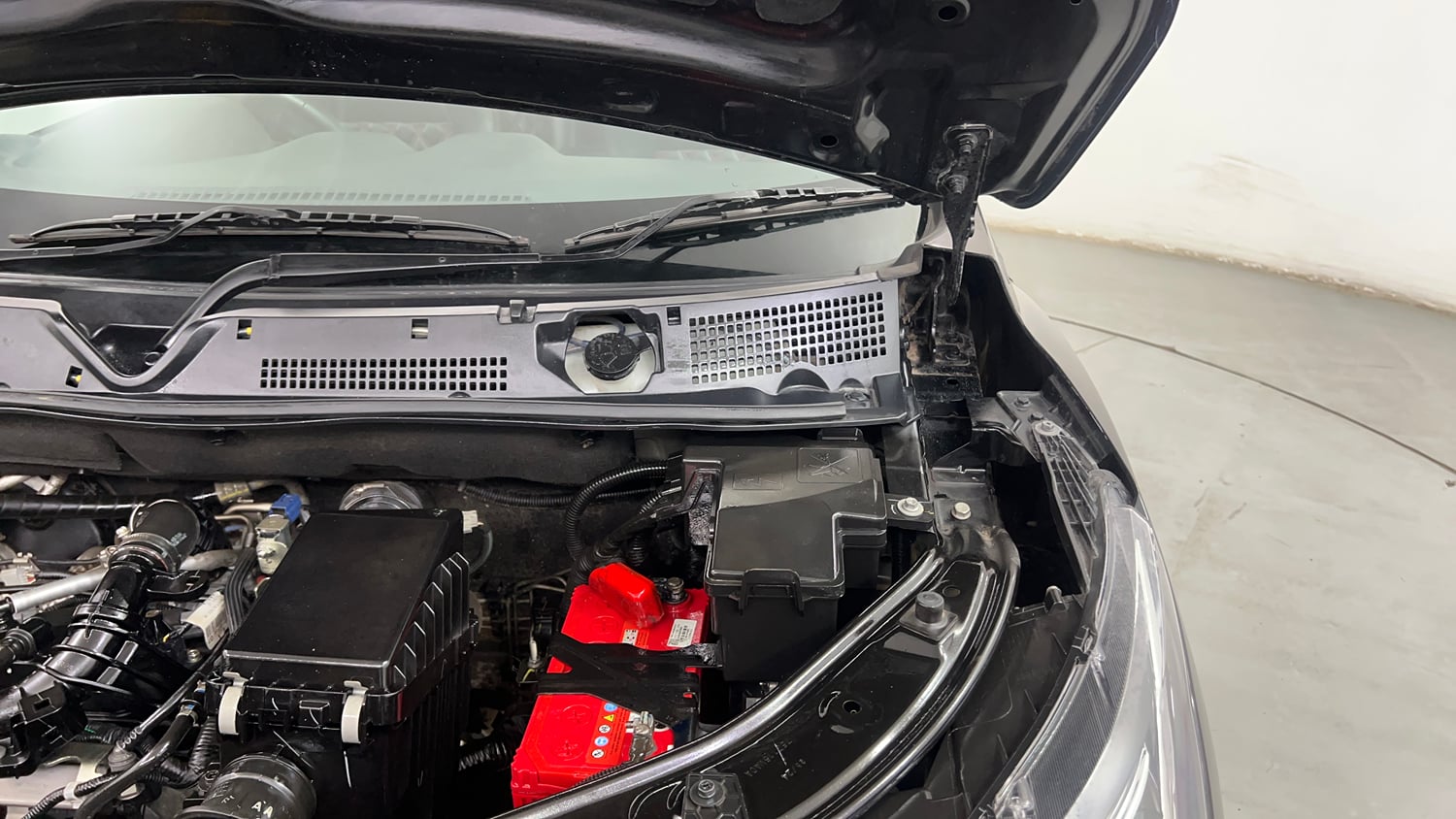Used 2024 Nissan Magnite XV Premium Turbo CVT Petrol Automatic engine ENGINE LEFT SIDE HINGE & APRON VIEW