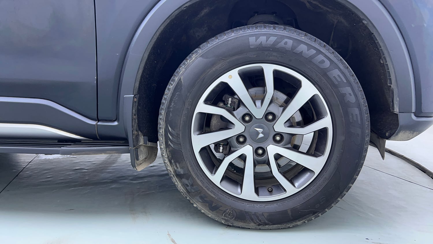 Used 2024 Mahindra Scorpio N Z8 L Diesel AT 4WD 7 STR Diesel Automatic tyres RIGHT FRONT TYRE RIM VIEW