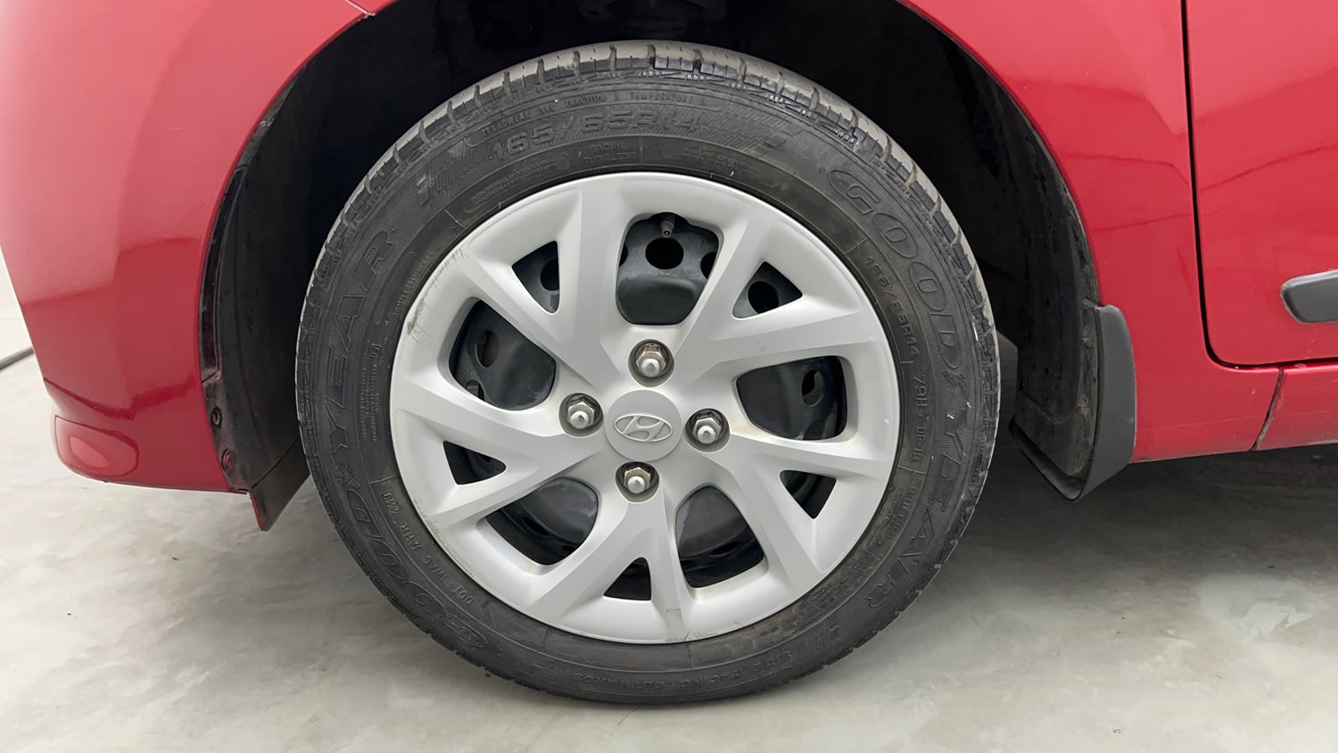 Used 2020 Hyundai Grand i10 Sportz 1.2 Kappa VTVT Petrol Manual tyres LEFT FRONT TYRE RIM VIEW