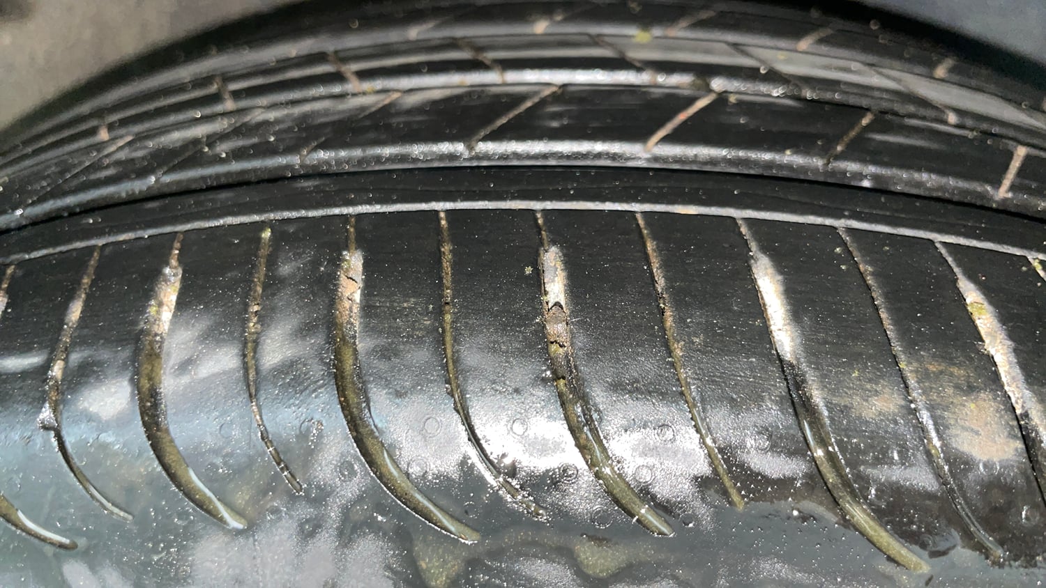 Used 2024 Kia Sonet HTK (O) 1.2 Petrol MT Petrol Manual tyres RIGHT FRONT TYRE TREAD VIEW
