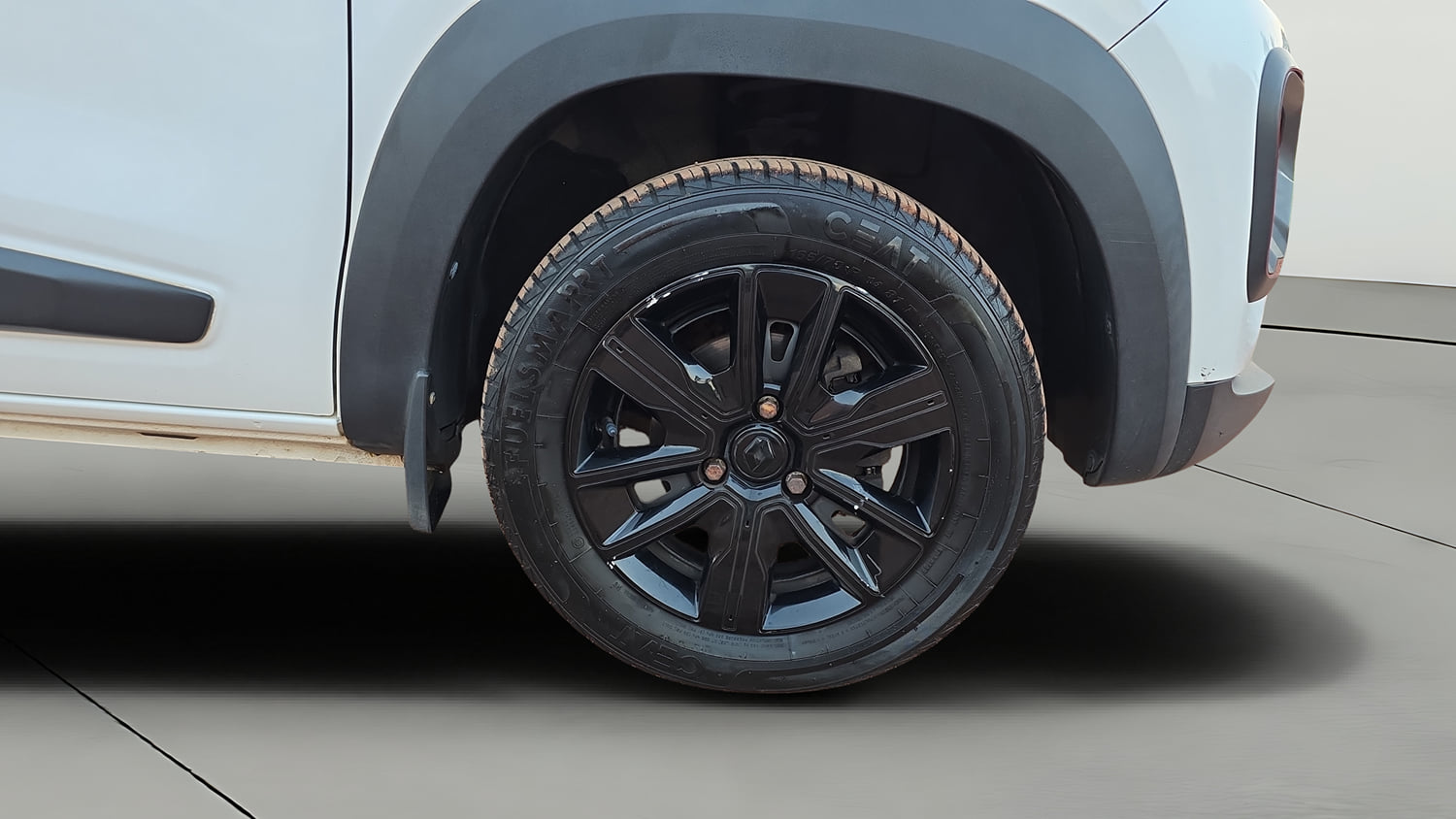 Used 2022 Renault Kwid CLIMBER Petrol Manual tyres RIGHT FRONT TYRE RIM VIEW