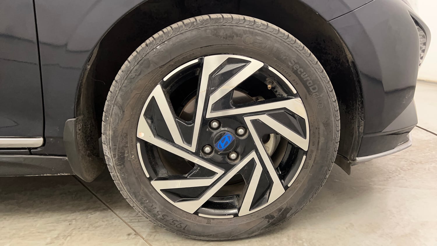 Used 2023 Hyundai New i20 Asta (O) 1.2 IVT Petrol Automatic tyres RIGHT FRONT TYRE RIM VIEW