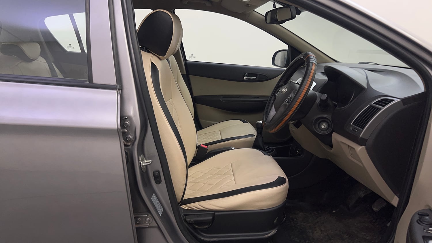 Used 2014 Hyundai i20 Sportz 1.2 Petrol Manual interior RIGHT SIDE FRONT DOOR CABIN VIEW