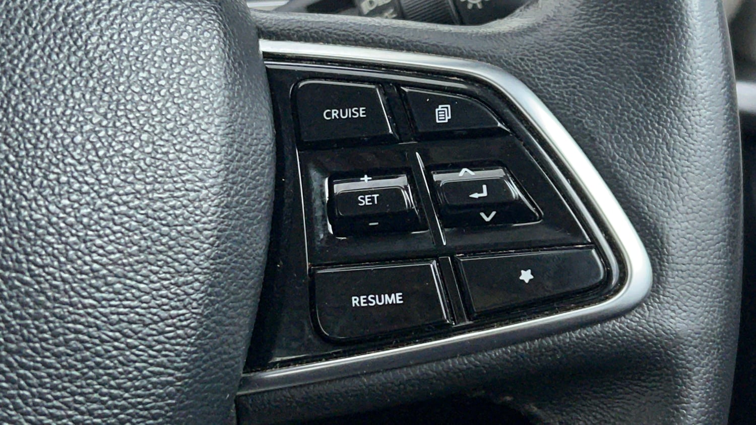 Used 2022 Mahindra XUV700 AX 7 Petrol MT 7 STR Petrol Manual top_features Cruise control