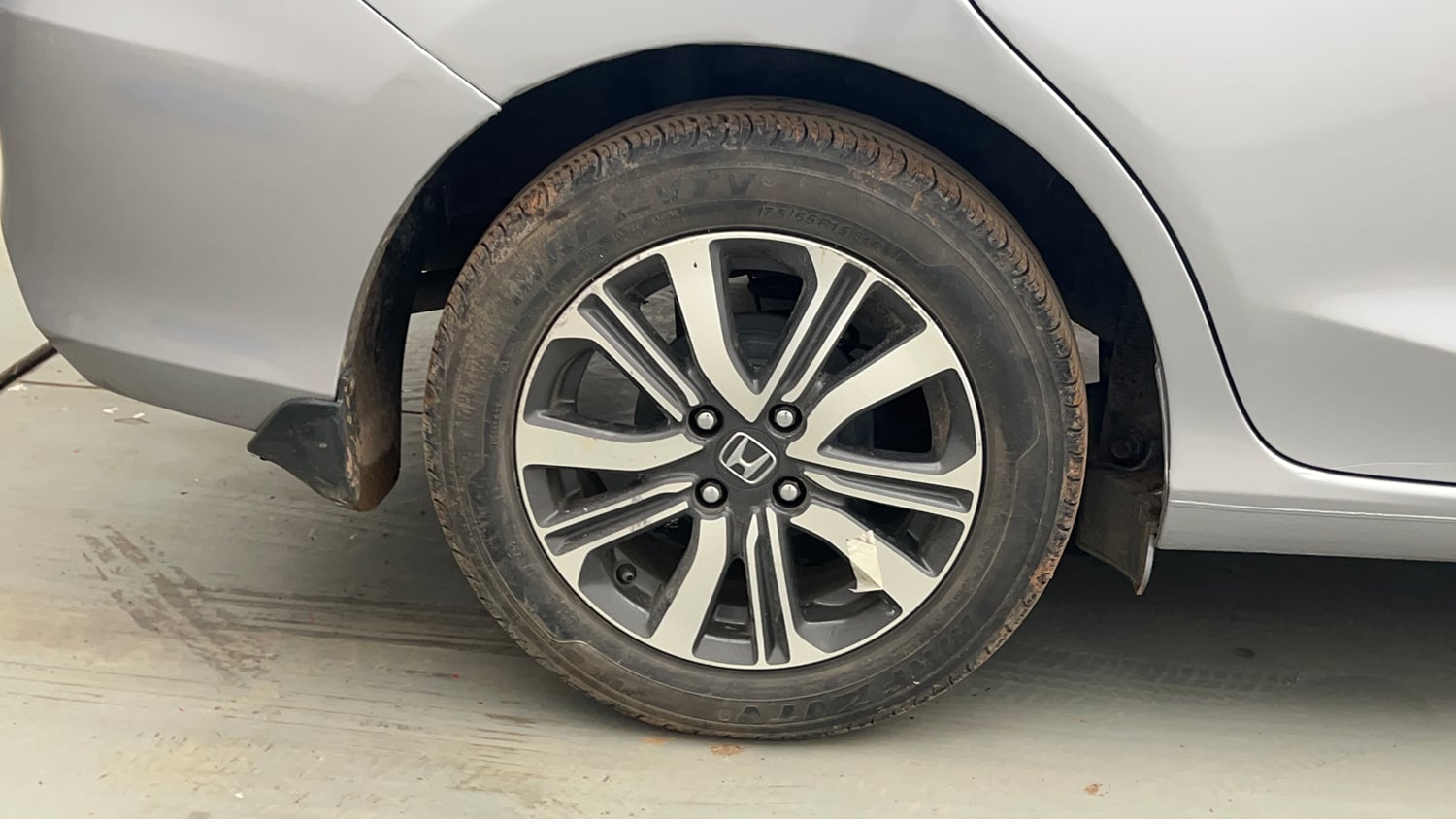 Used 2022 Honda Amaze VX MT 1.2 Petrol Petrol Manual tyres RIGHT REAR TYRE RIM VIEW
