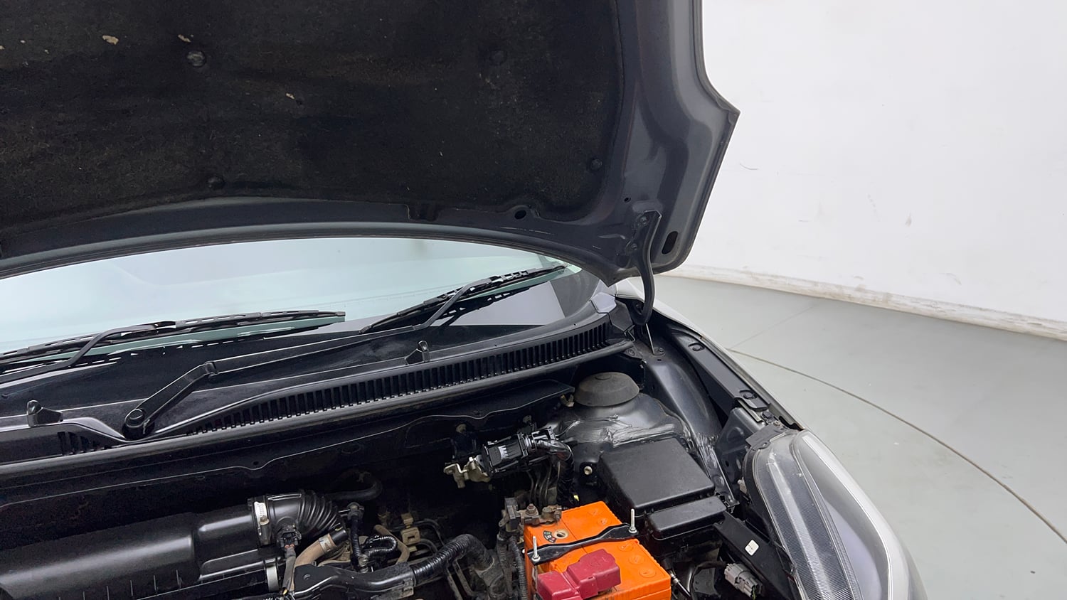 Used 2019 Maruti Suzuki Baleno Alpha Petrol Manual engine ENGINE LEFT SIDE HINGE & APRON VIEW
