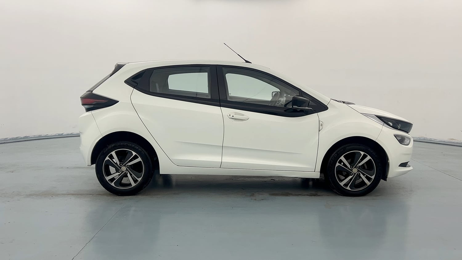 Used 2022 Tata Altroz XZ Plus Diesel Diesel Manual exterior RIGHT SIDE VIEW