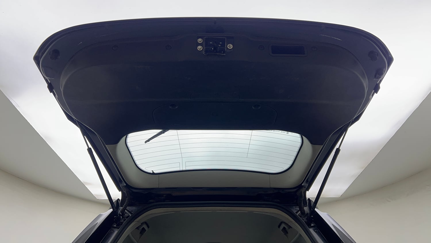 Used 2019 Mahindra XUV500 W5 Diesel Manual interior DICKY DOOR OPEN VIEW