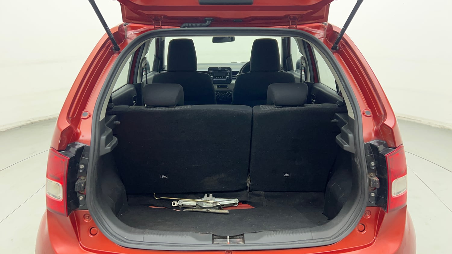Used 2018 Maruti Suzuki Ignis Delta 1.2 AMT Petrol Automatic interior DICKY INSIDE VIEW