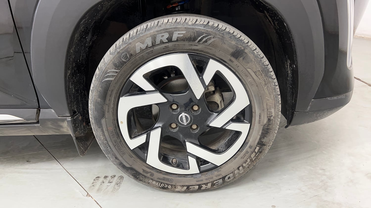 Used 2024 Nissan Magnite XV Premium Turbo CVT Petrol Automatic tyres RIGHT FRONT TYRE RIM VIEW