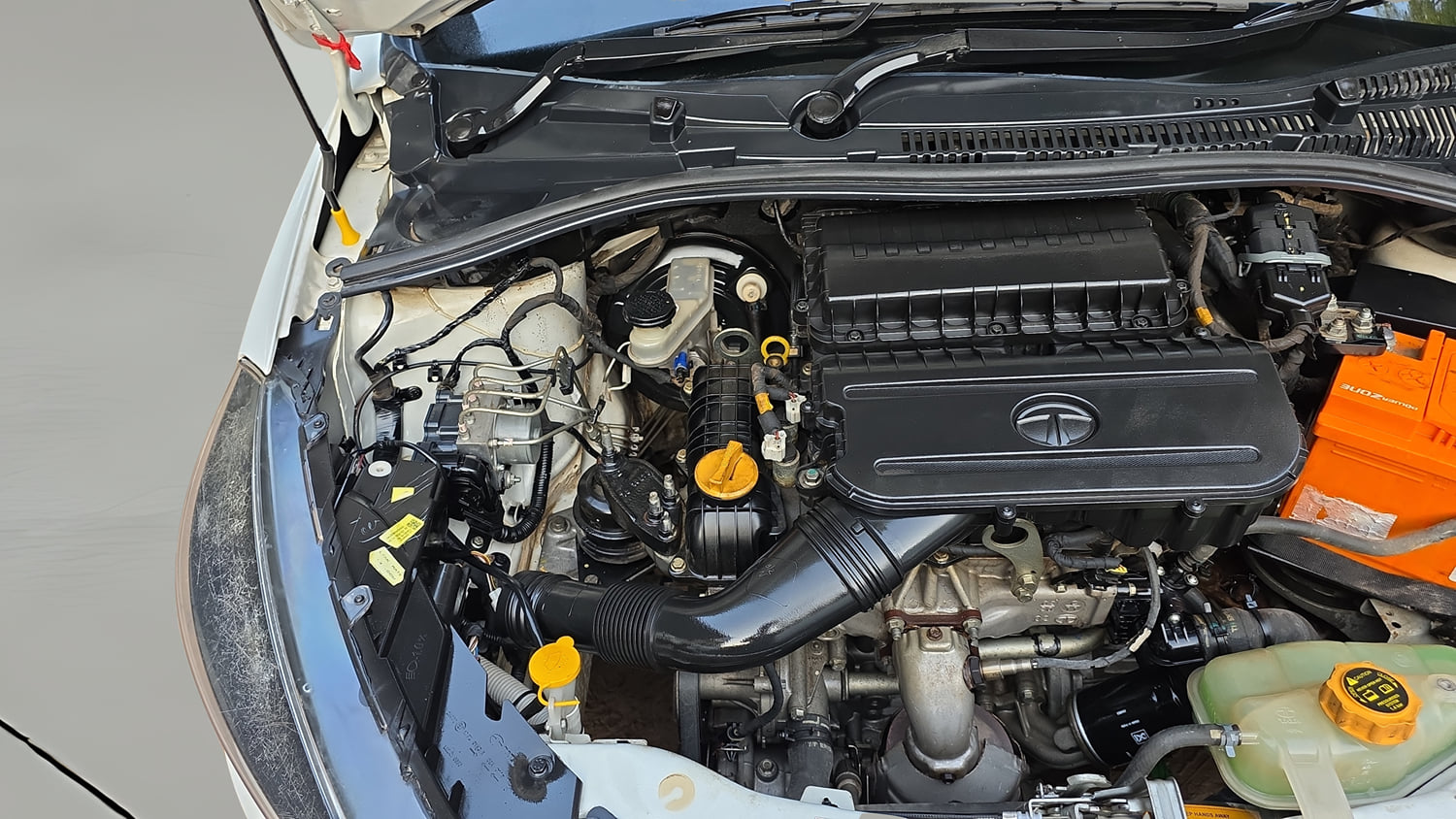 Used 2020 Tata Tiago XE Petrol Manual engine ENGINE RIGHT SIDE HINGE & APRON VIEW