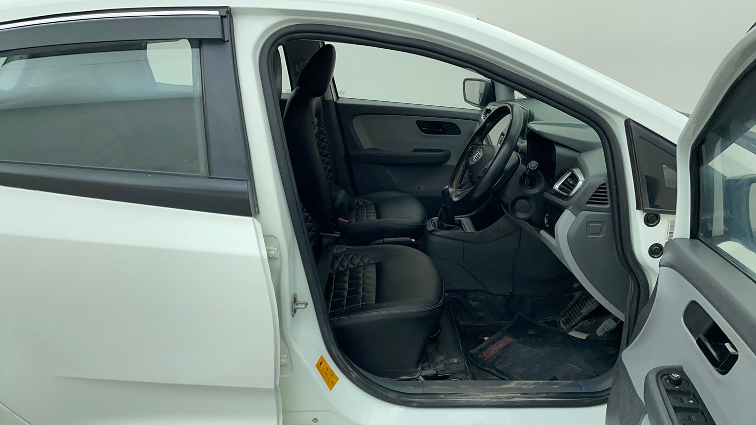 Used 2020 Tata Altroz XT Petrol Petrol Manual interior RIGHT SIDE FRONT DOOR CABIN VIEW