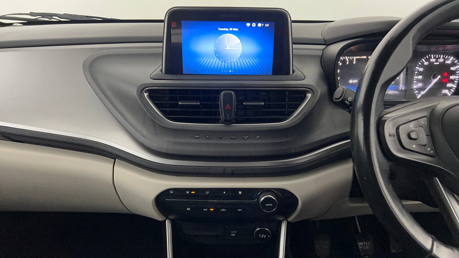 Used 2022 Tata Altroz XZ Plus Diesel Diesel Manual interior MUSIC SYSTEM & AC CONTROL VIEW