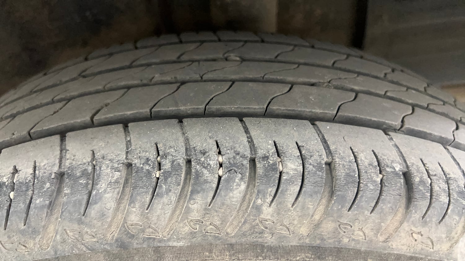 Used 2024 Nissan Magnite XV Premium Turbo CVT Petrol Automatic tyres LEFT REAR TYRE TREAD VIEW
