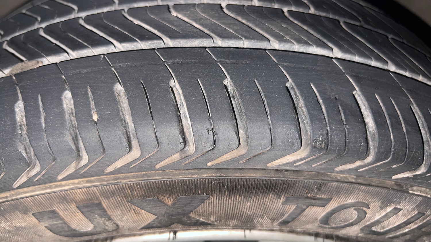 Used 2014 Hyundai i20 Sportz 1.2 Petrol Manual tyres LEFT FRONT TYRE TREAD VIEW