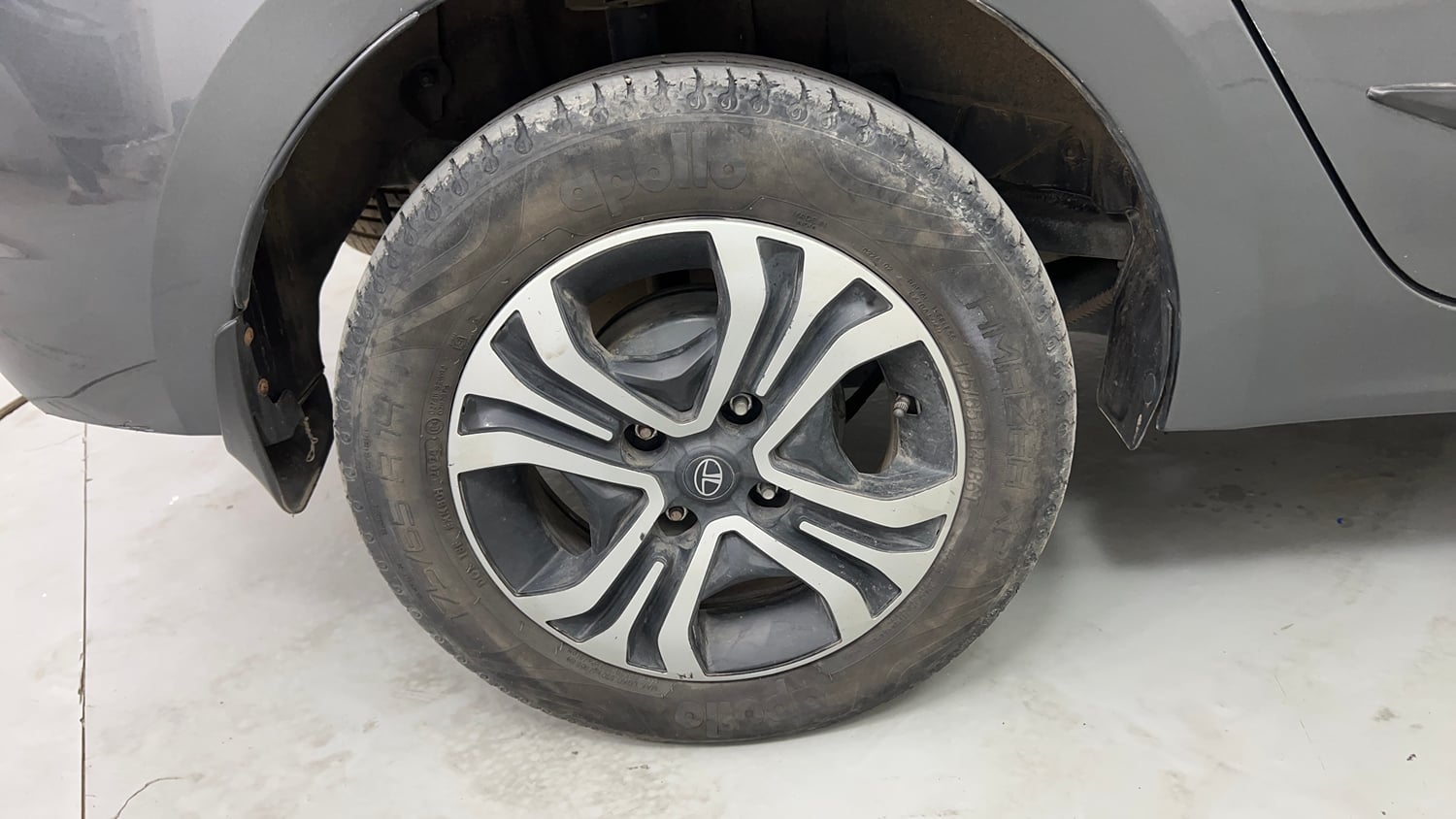 Used 2024 Tata Tigor XZA Plus iCNG Cng Automatic tyres RIGHT REAR TYRE RIM VIEW